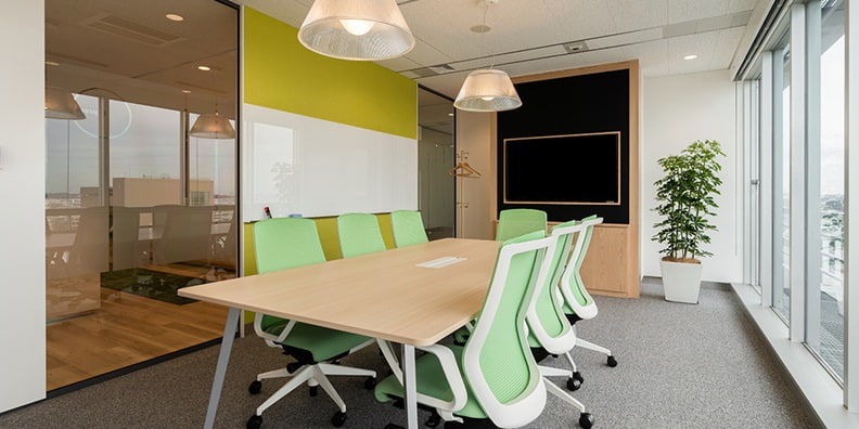 新横浜のコワーキングスペース「リージャス新横浜スクエア」_会議室