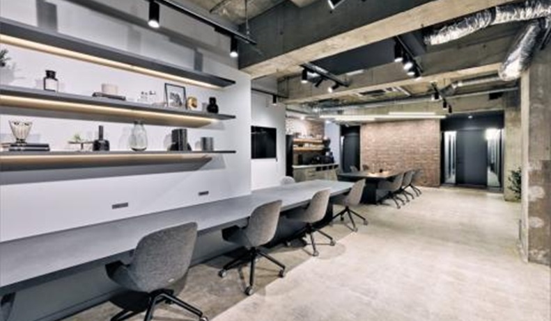 半蔵門のコワーキングスペース「MID POINT市ヶ谷」_ワークスペース